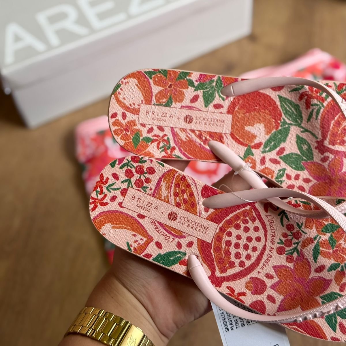 Chinelo de Dedo Arezzo + Sabonete e Necessaire Colab Loccitane