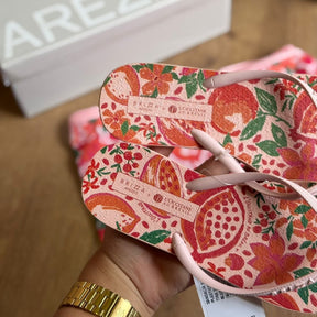Chinelo de Dedo Arezzo + Sabonete e Necessaire Colab Loccitane