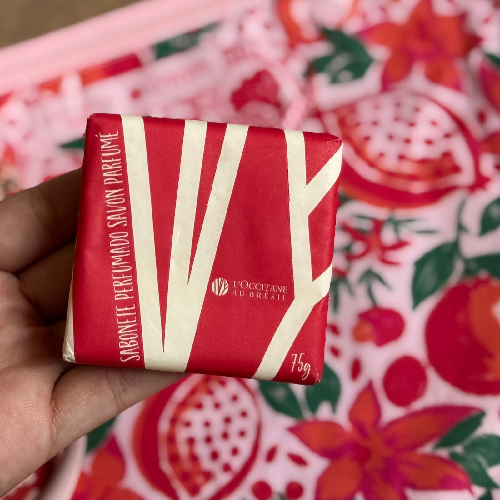 Chinelo de Dedo Arezzo + Sabonete e Necessaire Colab Loccitane