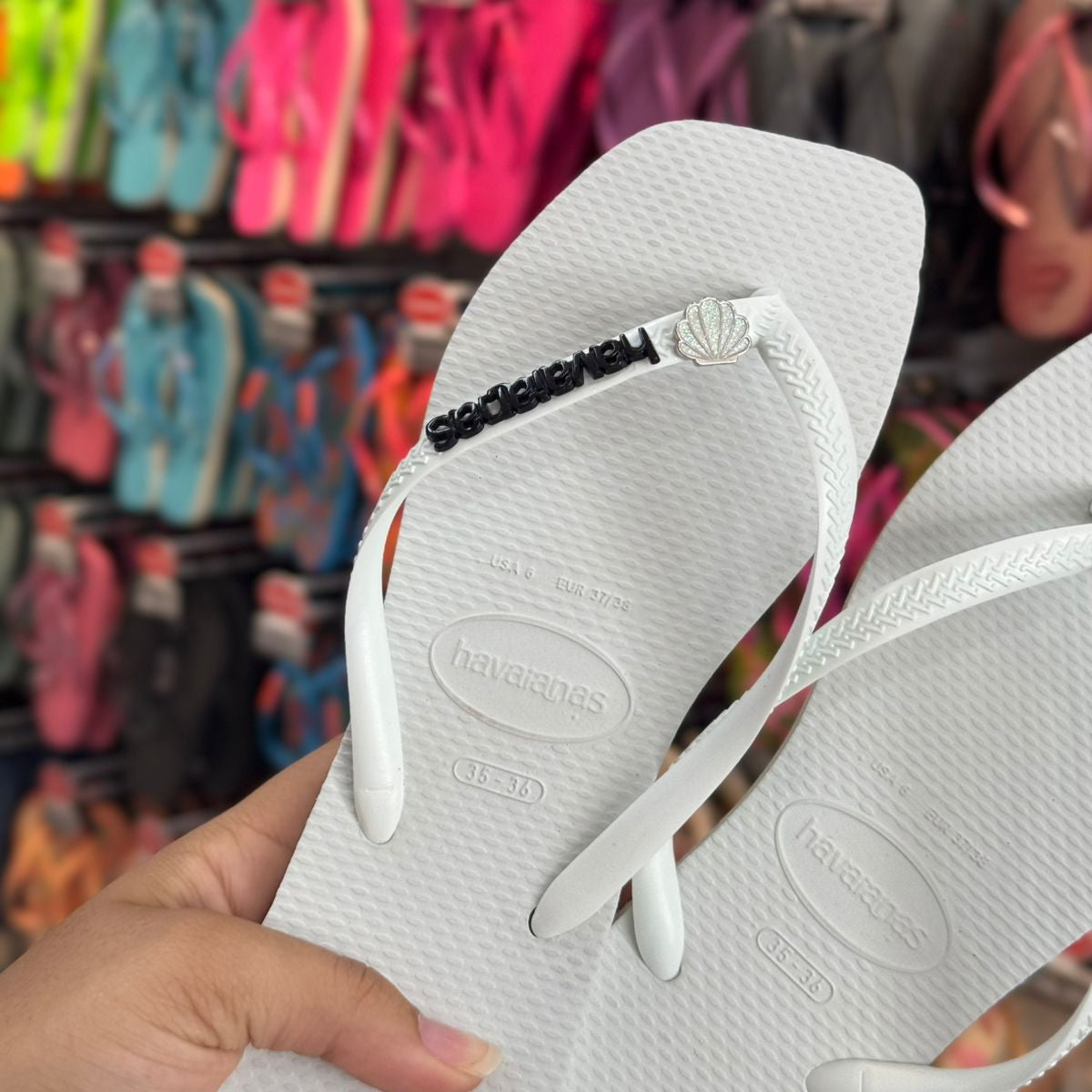 Havaianas Slim Square + Placa Logo + Pin Concha