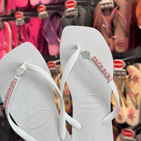 Havaianas Slim Square + Placa Logo + Pin Concha