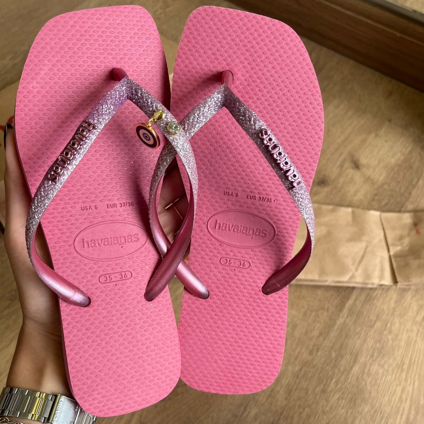 Havaianas Square Glitter + Pin Olho Grego e Ponto de Luz