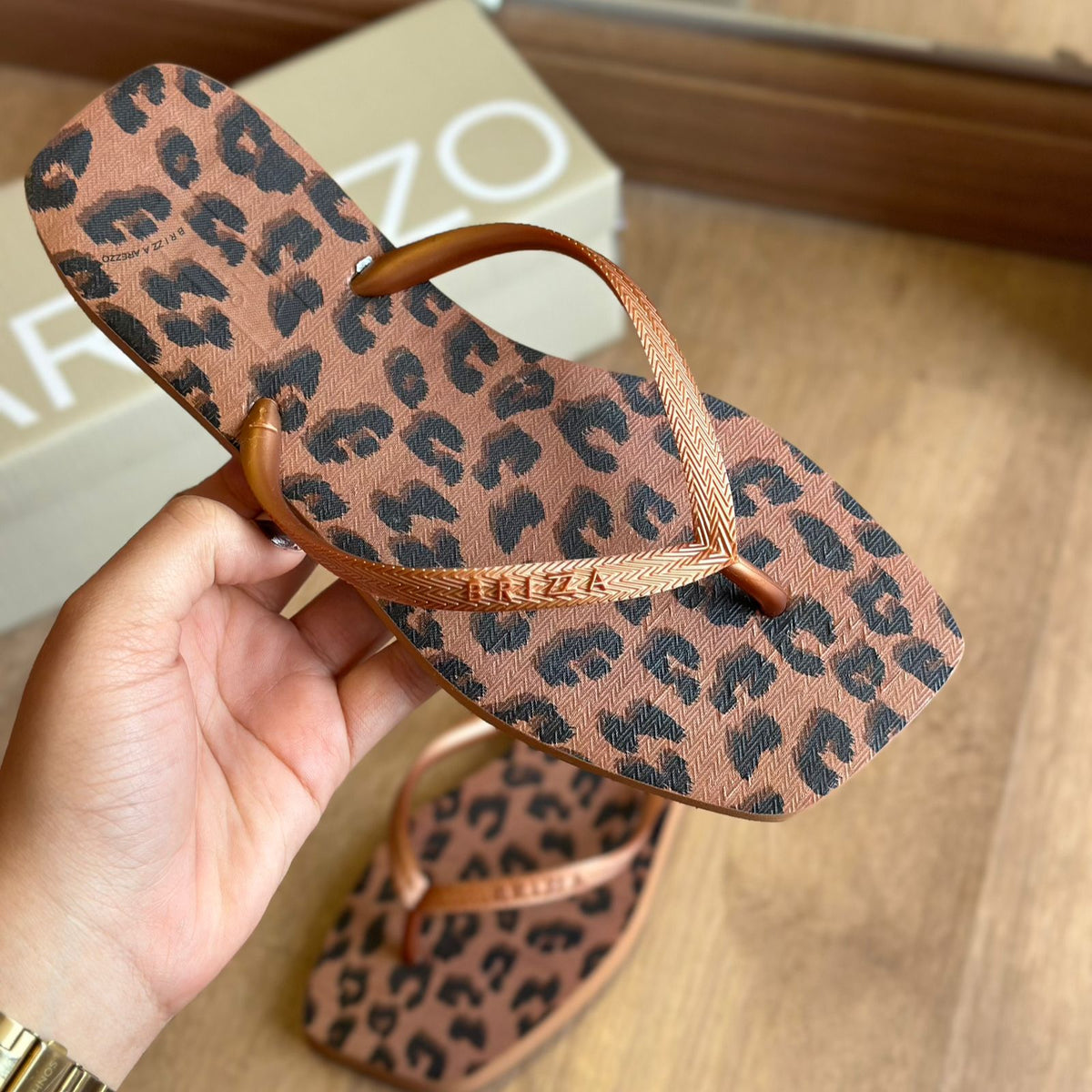 Chinelo de Dedo Arezzo Animal Print
