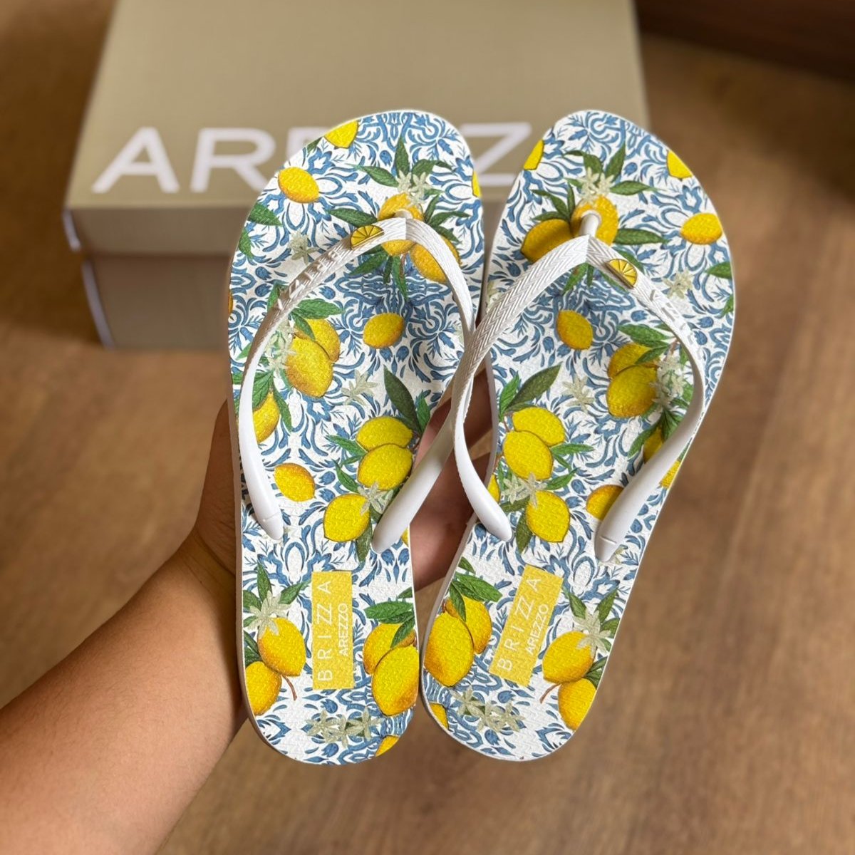 Chinelo de Dedo Arezzo Estampado