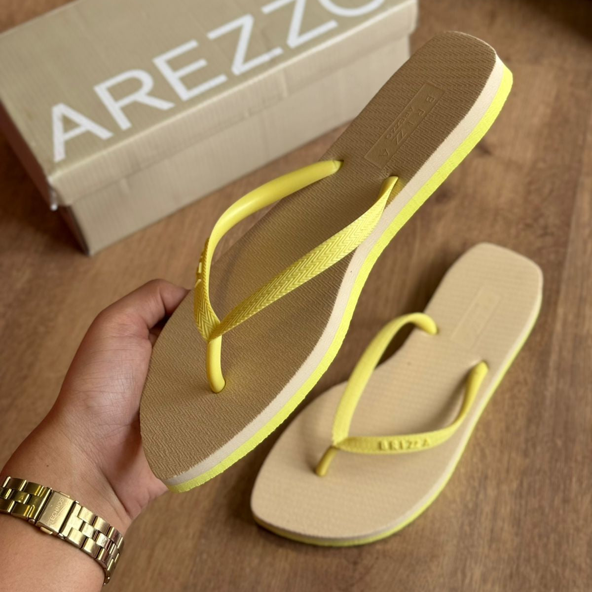 Chinelo de Dedo Arezzo Multicolorido Flash Bicolor Basics